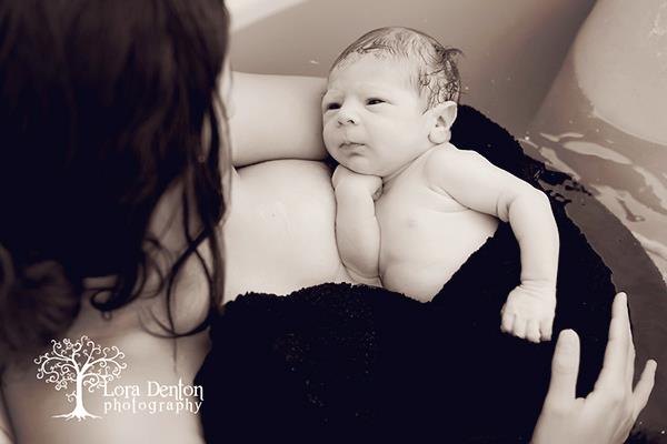 "Eπιτέλους σε βλέπω από κοντά μανούλα!" Η πρώτη αξέχαστη συνάντηση νεογέννητου και μάνας από τo φακό της Lora Denton. 